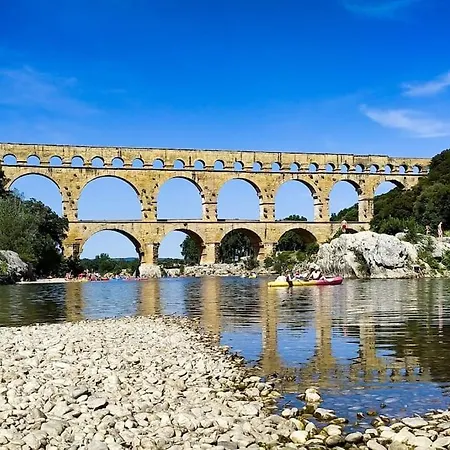 De La Tour, Au Premier Etage, Proche Nimes ,avignon, Arles Apartment *