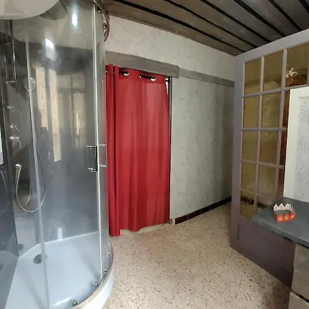 De La Tour, Au Premier Etage, Proche Nimes ,avignon, Arles Apartamento