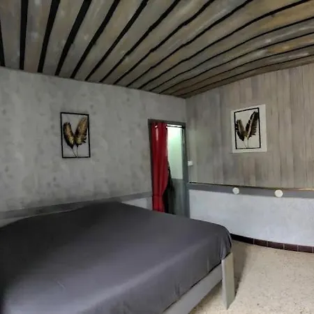 Apartment De La Tour, Au Premier Etage, Proche Nimes ,avignon, Arles