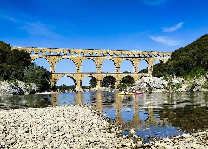 De La Tour, Au Premier Etage, Proche Nimes ,avignon, Arles Apartment *