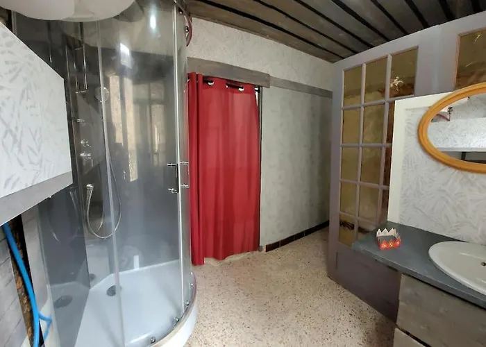 De La Tour, Au Premier Etage, Proche Nimes ,avignon, Arles Apartment