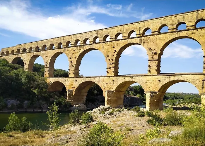 Apartment De La Tour, Au Premier Etage, Proche Nimes ,avignon, Arles
